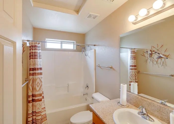 3 Mi To Havasu! Retreat W/ Poolside Oasis