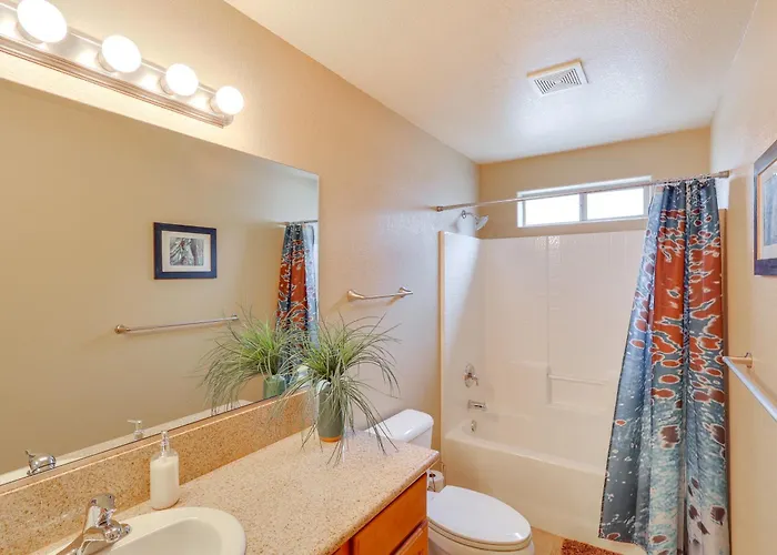 3 Mi To Havasu! Retreat W/ Poolside Oasis Holiday home