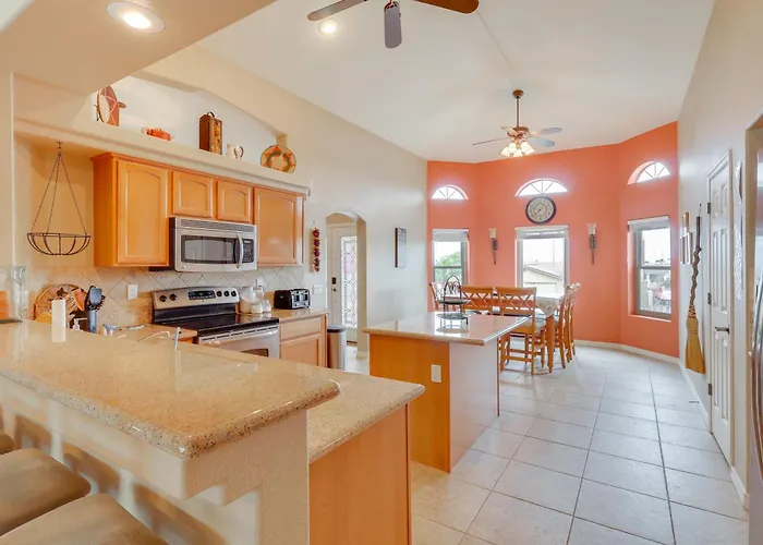 3 Mi To Havasu! Retreat W/ Poolside Oasis Holiday home Lake Havasu City